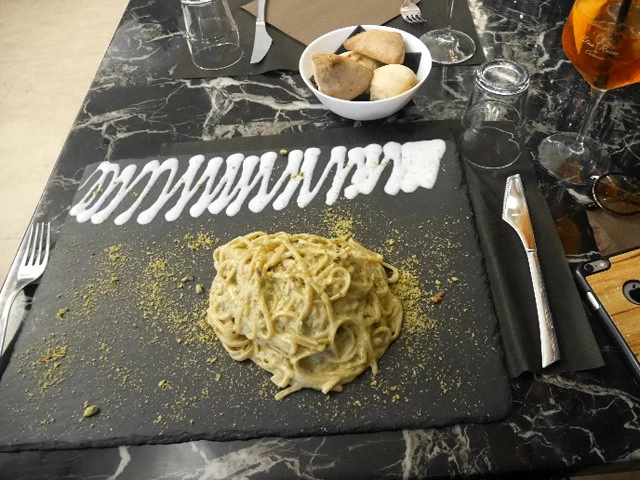 盛り付けもオシャレなブロンテ産ピスタチオパスタ