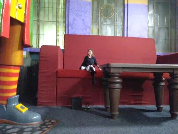 巨大ソファでリラックス