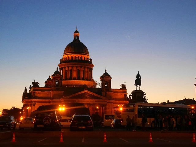 ライトアップされた夜の「聖イサアク大聖堂」