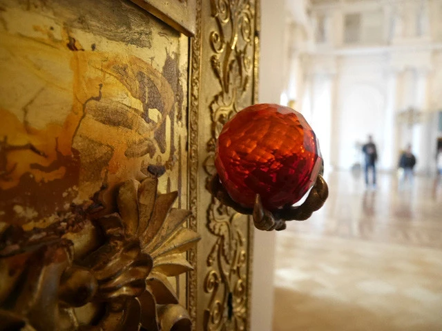 ドラゴンの爪先のようなドアの取っ手