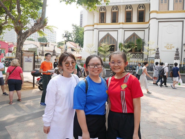 アンケート調査をしていた地元学生と