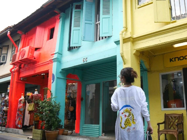 プラナカン建築の並ぶハジレーンは若者が集まるオシャレストリート