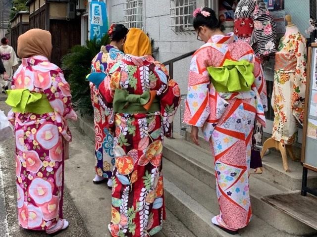 京都でレンタル着物を着るムスリム女子