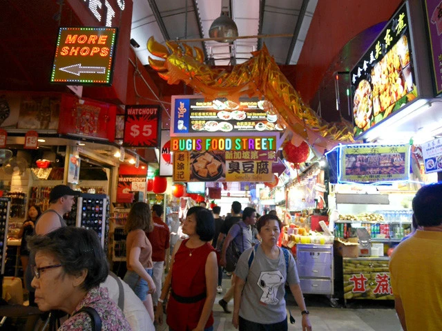 アーケード内はごちゃごちゃしていてアジア感が強い