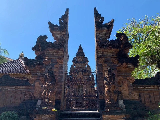 街中にあるバリヒンドゥー寺院の割れ門。門をくぐると心の邪悪の部分が浄化され清らかになると信じられている