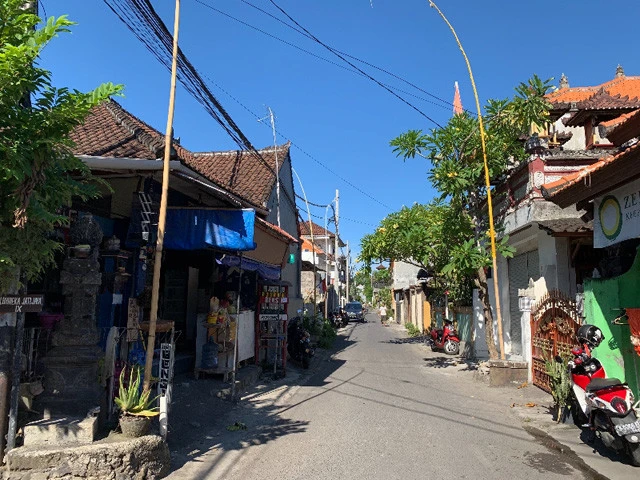 知らない路地へ入っていく。治安は悪くなさそうだ