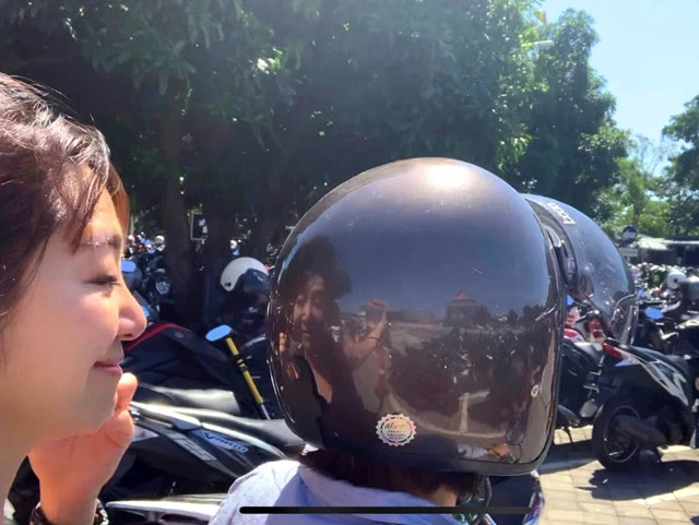 地元民の足であるバイクでいっぱいの駐車場