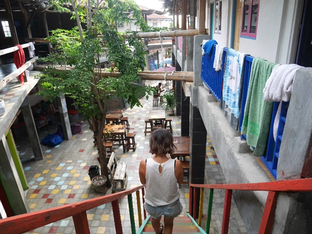 海辺の宿といった感じの雰囲気ある宿とバリ在住の友人の背中