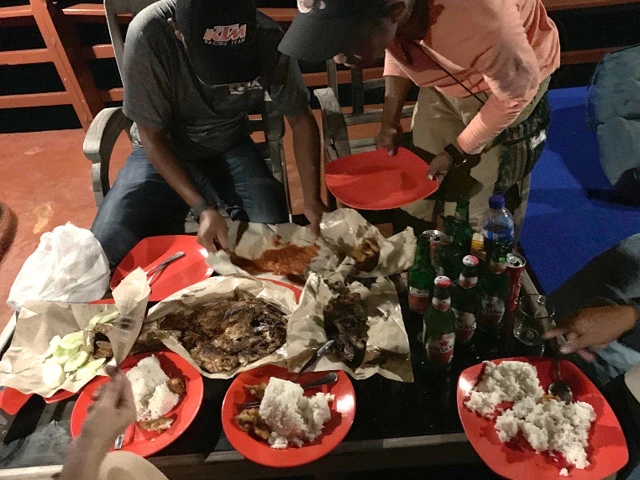 スピードボートで焼き魚が届いた。ウーバーイーツみたい