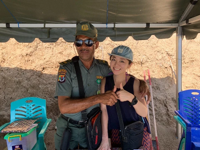 パダール島で国立公園入園料などの支払い。写真を求められた!