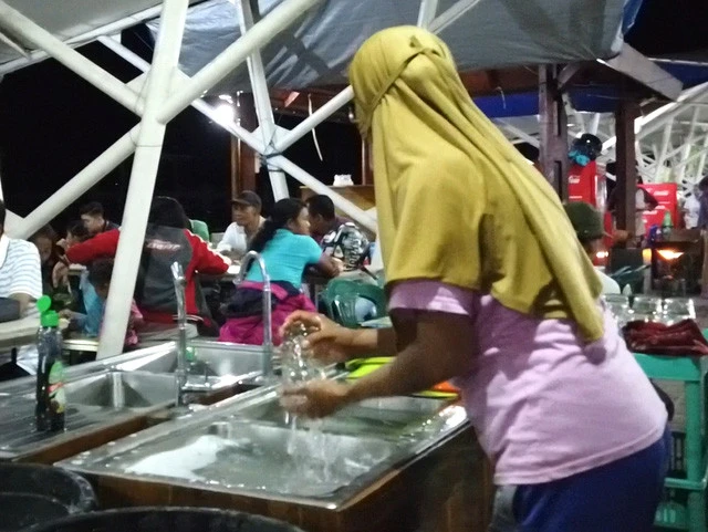 しっかりした洗い場がいくつか作られている