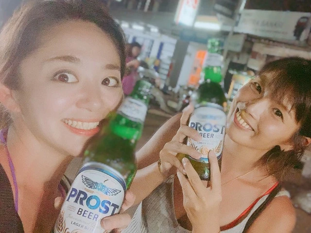 バリ在住の友人とビールで乾杯! 日焼けで火照った体にしみる~!