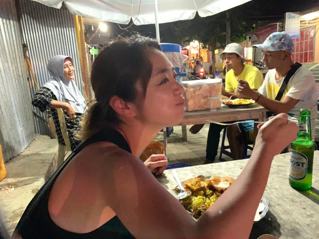 イエローライスに大満足。おばちゃんも優しくて仲良くなる。奥はジャカルタから旅行中のインドネシア人男子