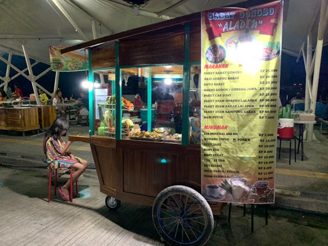 今夜の夕食はこの屋台にしようか......。久々のひとり飯