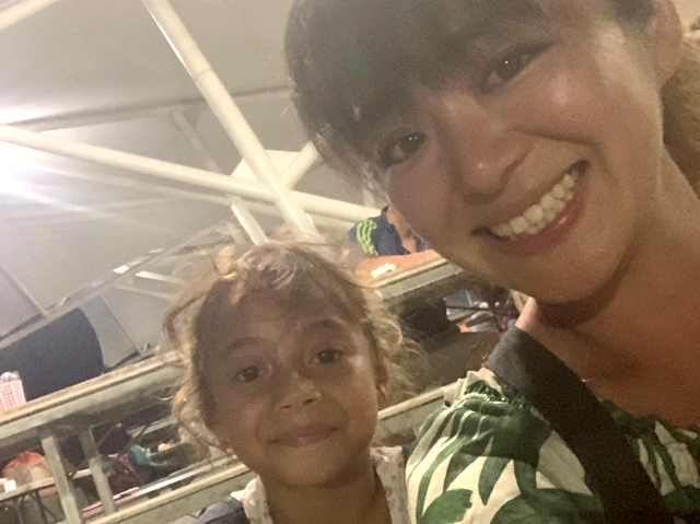 ひとり寂しくしていたら、かわいい子供がかまってくれた