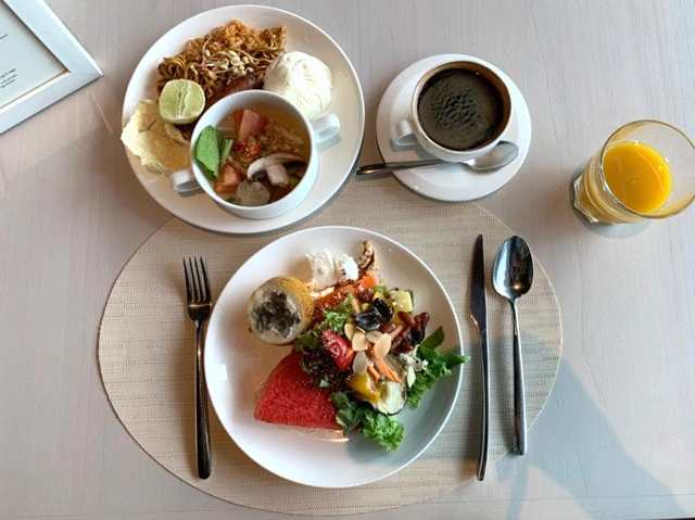 アヤナコモドリゾートの優雅な朝食ビュッフェ