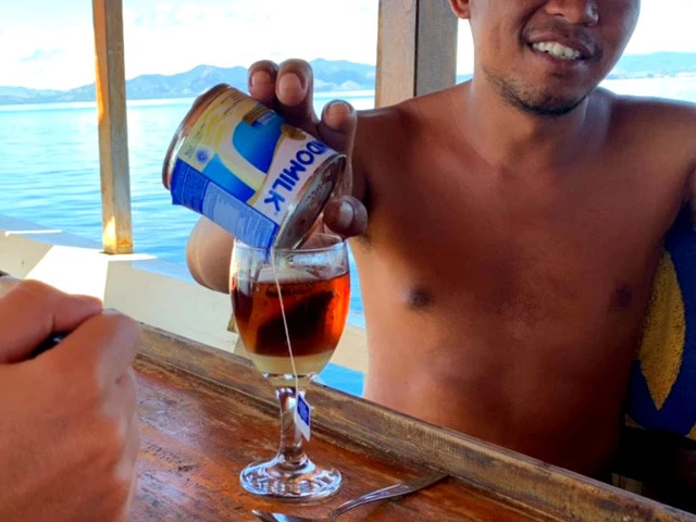 プトゥさんは甘いのがお好き。コーヒーにコンデンスミルクをこれでもかと投入