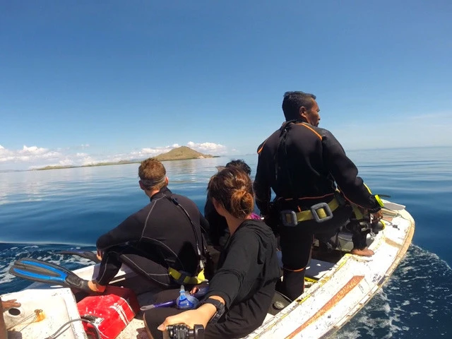 男子はダイビングしながら銛で漁! 何かネタが撮れないかとついて行く私