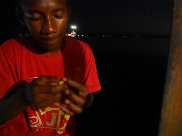 何度も重りを直したり、釣り針に餌を付けてくれるアブドゥル