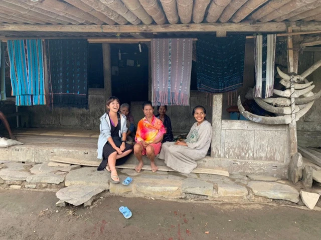 女性たちは機織した布を家の前に吊るし販売しているそう。右側にバッファローの角