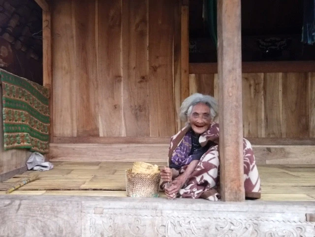 雰囲気ありすぎるおばあちゃんは何かを砕いている