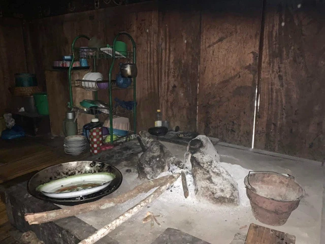 3番目の部屋はプライバシーエリア。生活用品や寝床などがあるようだ