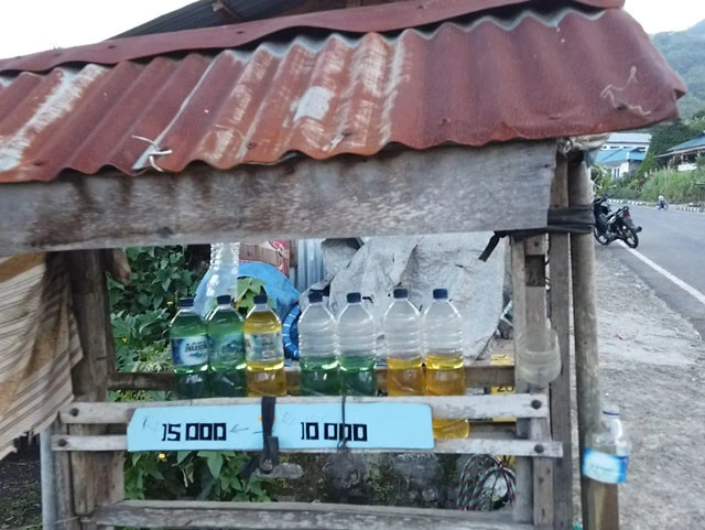 無人で売られているペットボトルガソリン