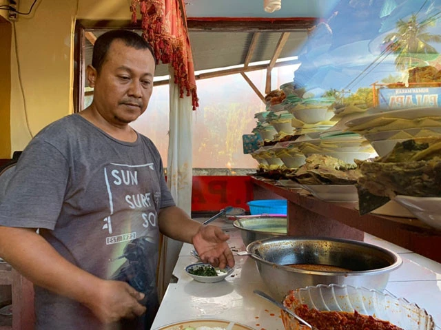 パダン料理屋のおやじ。右に並ぶ皿から好きなものを選ぶ