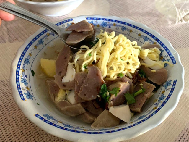 これがマウメレで一番のバクソだ! 1杯1万5000ルピア(約120円)