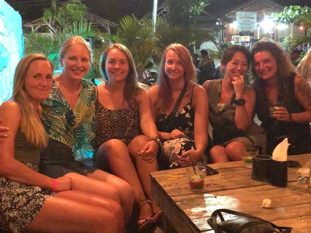 夜もガールズでバーへ。ここにもやっぱりピザがありました