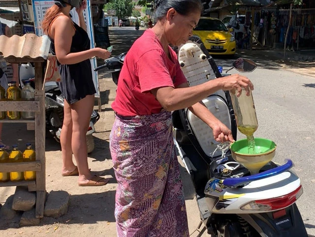 初のガソリン入れ。シンプルにドボドボと注がれるが、エナジードリンクにしか見えない
