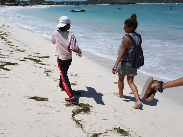 ミサンガキッズに教育するサラ