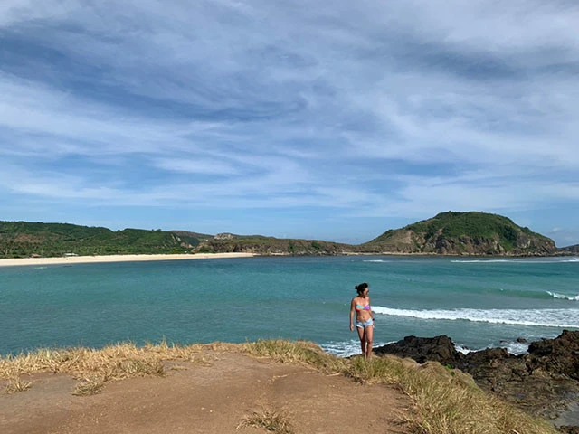 岩の上に登りタンジュアンビーチを見渡しながら夢を語り合う