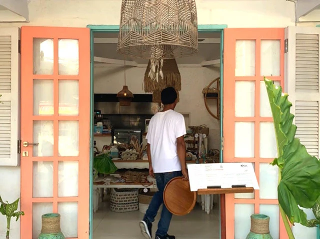 雰囲気の良いオシャレカフェやプール付きのドミトリー宿もある