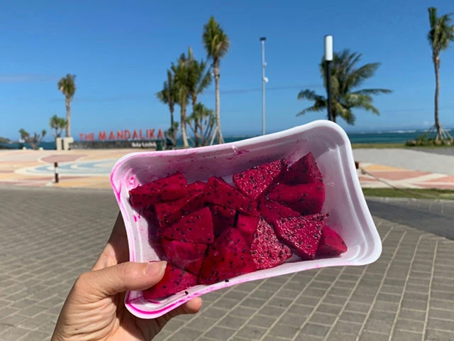 コンビニで買ったドラゴンフルーツ。日本のコンビニでは売られていないのでうれしい