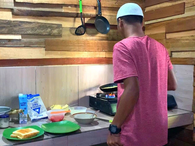 イスラムワッチをかぶっている宿スタッフのスバル