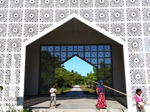 RAYAモスクの入口の門。一定の時間になるとアザーンが島に鳴り響く