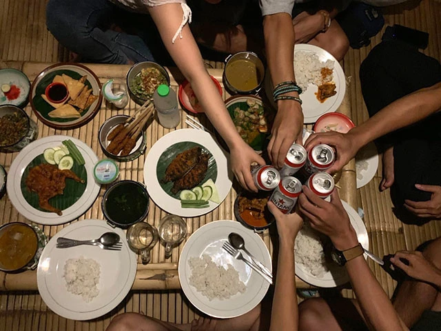 スンギギでディナー。みんなでビールをカンパイスースー!