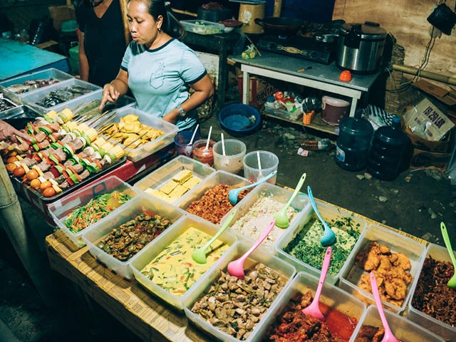 ナイトマーケット屋台にはサテや惣菜が並ぶ(撮影:中村ステフェン)