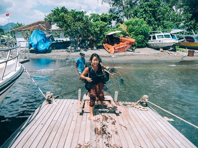 ロンボク島のスンギギから船へ乗り込む。足元濡れるしかないけどなんだか楽しそうな私(撮影:中村ステフェン)