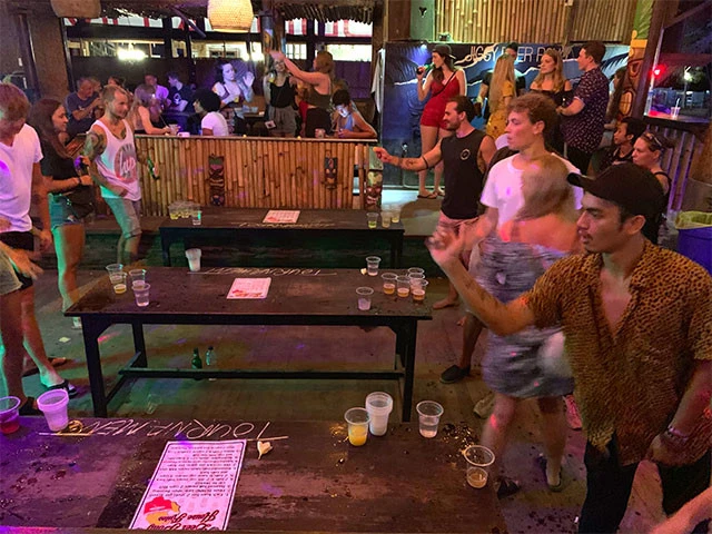 パーティーアイランド名物ビアポン! やっぱりタイみたい