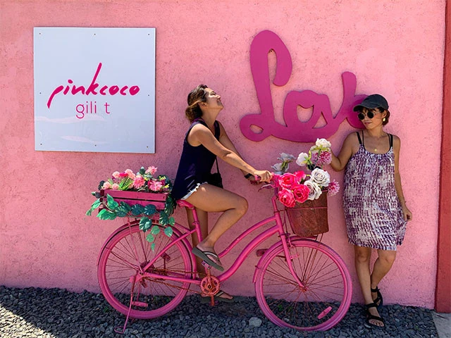 ピンク色のフォトジェニックなホテルの前で