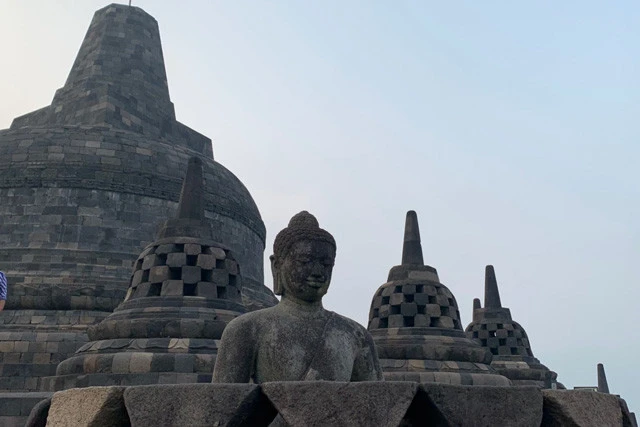 前から見たらにっこりフェイスの仏像