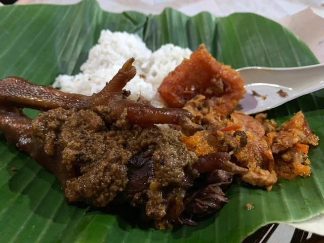 ジャワ島名物料理グドゥッ。鶏の部位は選べる