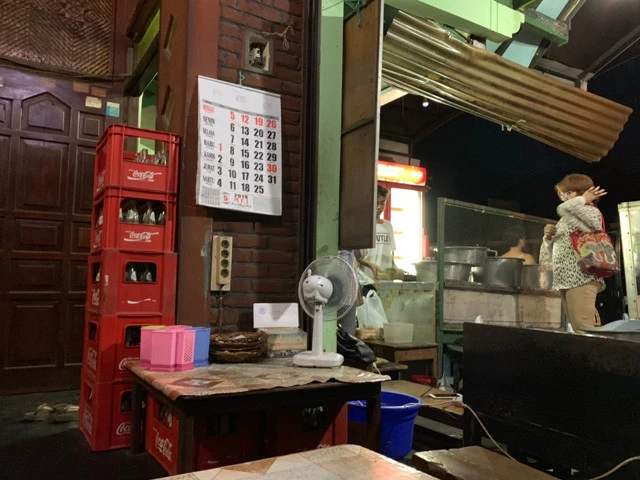 店内。カレンダーの数字が縦並びなのが気になる