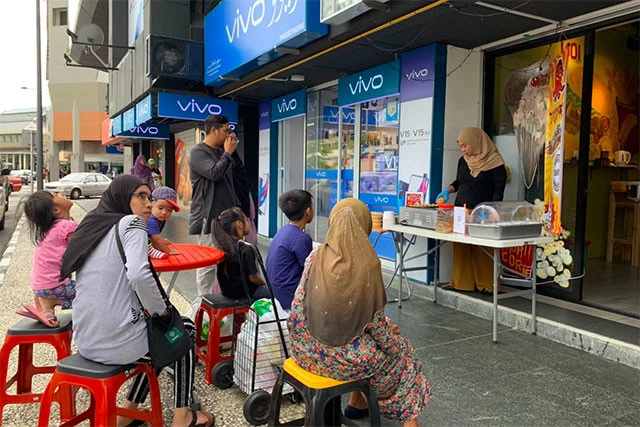 たこ焼きが焼かれるのを待つ人々。まるでショータイム