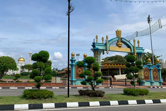 日中は炎天下だからか、街中にあまり人は歩いていなかった