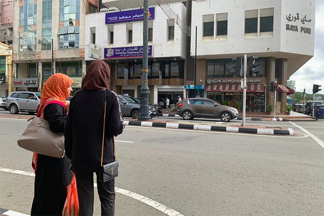 女子の服装で間違いなくイスラム圏なのがわかる。比較的ファッションはイマドキ