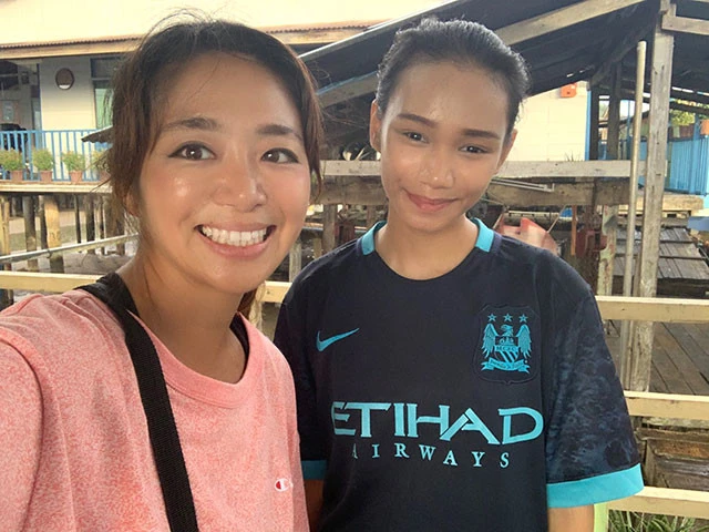 水上レストランで働く女の子