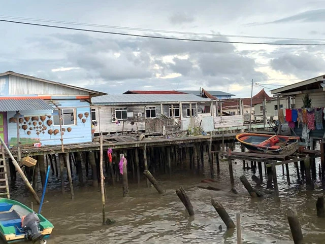水上集落に到着。だいぶ静かな様子
